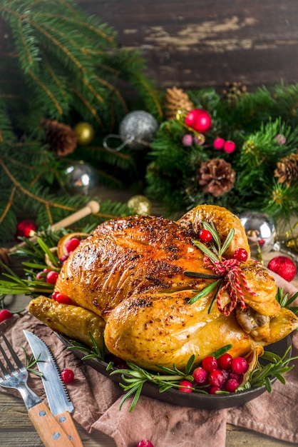 Frango inteiro assado com decoração de Natal