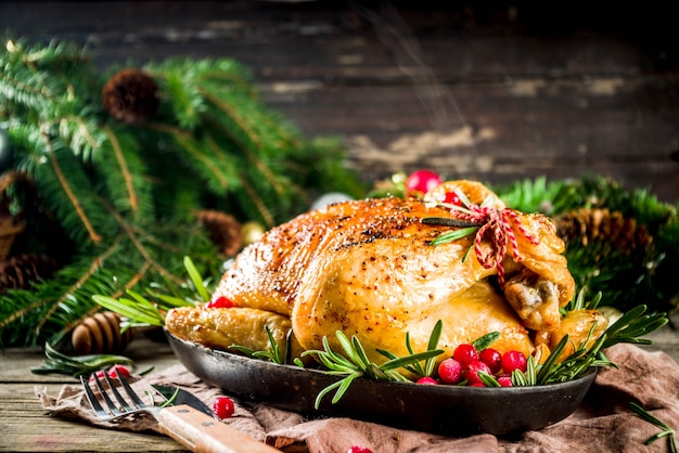 Frango inteiro assado com decoração de Natal