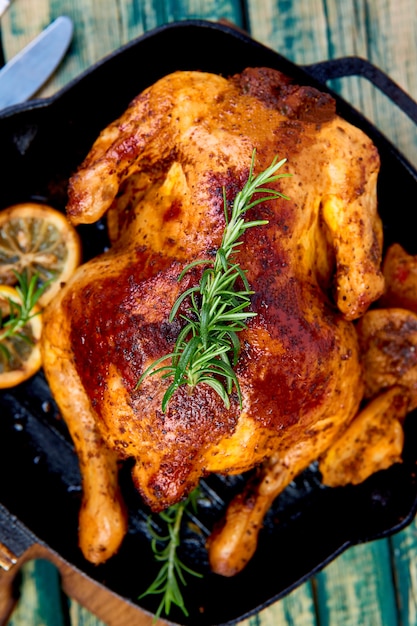 Frango inteiro assado com maçãs na panela