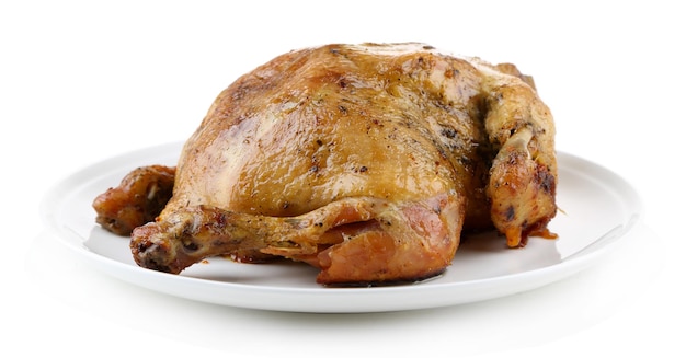 Frango inteiro assado no prato isolado no branco