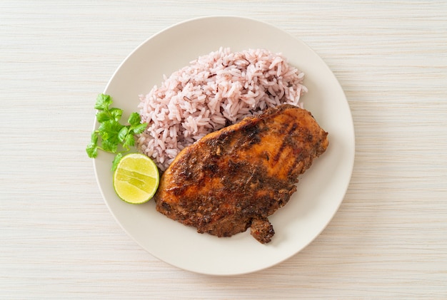 Frango jerk jamaicano grelhado picante com arroz - comida jamaicana