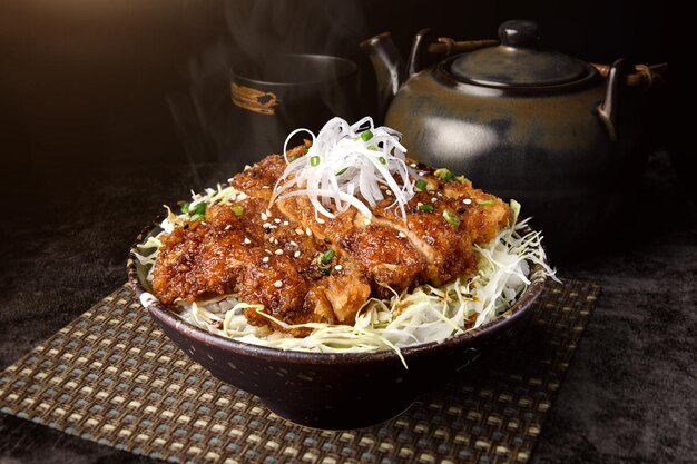 Foto frango katsu crocante japonês com molho de arroz e repolho com fundo escuro