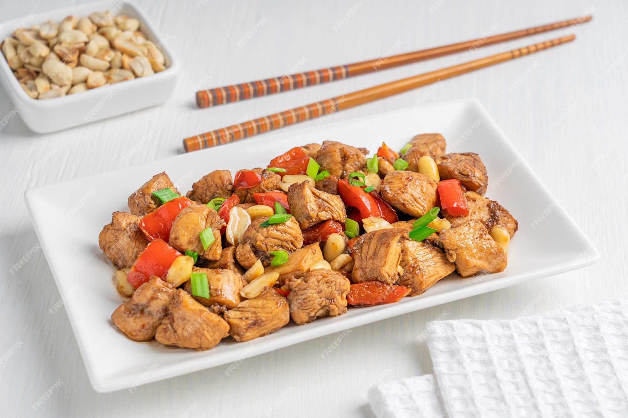 Frango Kung Pao. Comida tradicional chinesa. Frango xadrez. Vista