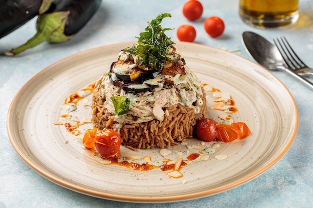 Frango Maqluba ou arroz maqlooba kabsa biryani servido em prato isolado na mesa vista superior do café da manhã árabe