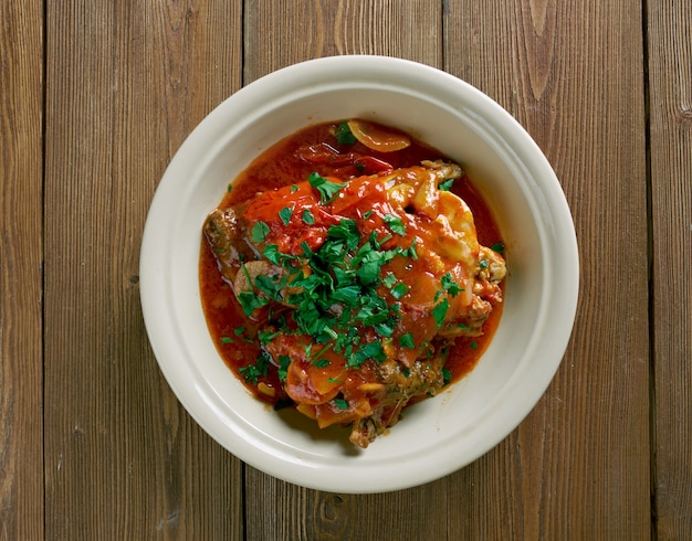 Frango Marengo - prato francês composto por um óleo de frango com alho e tomate.