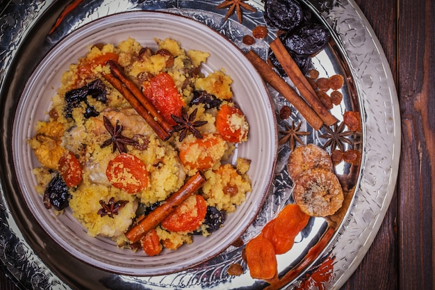 Frango marroquino tradicional com frutas secas e especiarias.
