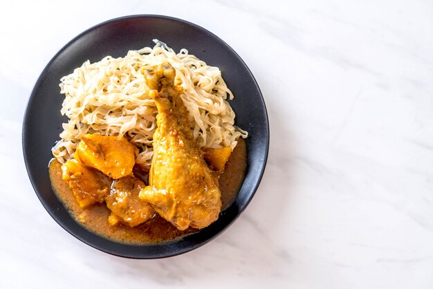 Frango massaman curry colar com macarrão