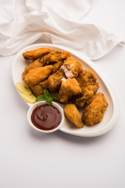 Frango Pakora ou pakoda ou bolinhos fritos é um lanche indiano popular no qual pedaços de frango desossados são marinados e cobertos com uma mistura de besan, farinha de arroz, farinha de milho e ovo