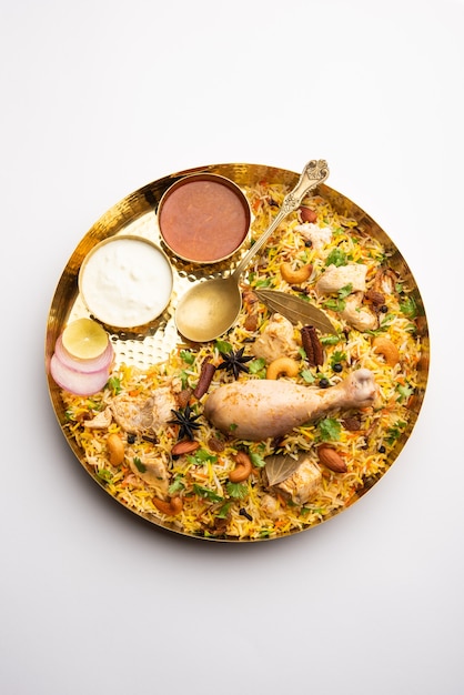 Frango picante Biryani em estilo restaurante servido com Raita e Salan, comida popular indiana ou paquistanesa não vegetariana