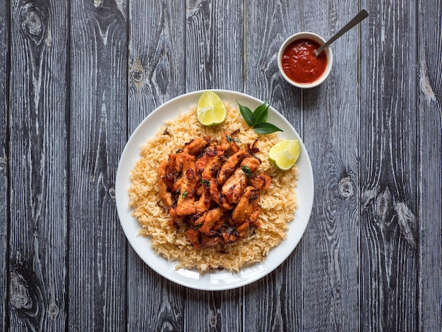 Frango picante com arroz basmati. prato do sul da índia