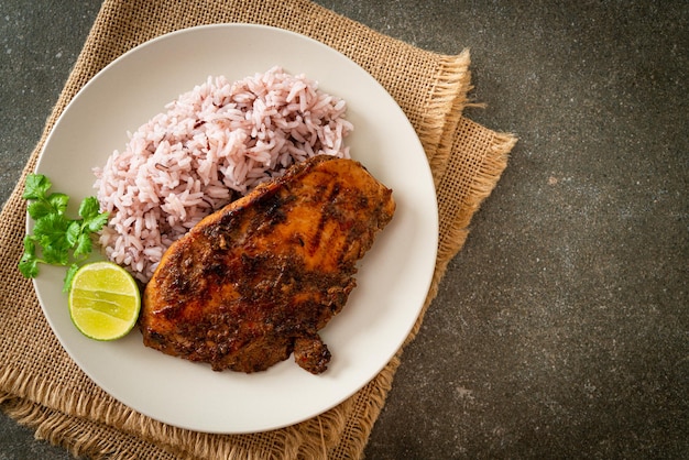 frango picante jamaicano grelhado com arroz - estilo de comida jamaicana