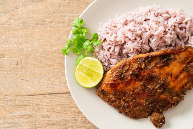 Frango picante jamaicano grelhado com arroz