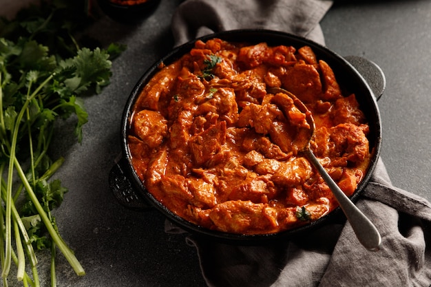 Frango prato de páprikash com páprica, cebola, papel búlgaro na mesa escura com guardanapo para o jantar