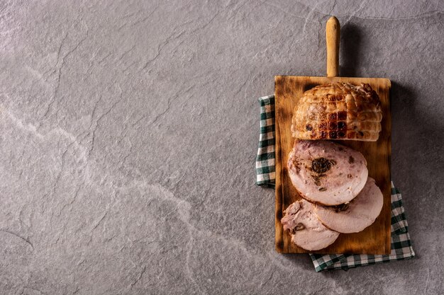 Frango recheado com nozes na pedra cinza