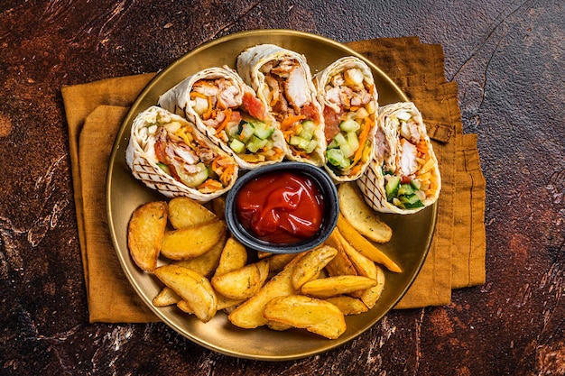 Frango shawarma durum doner kebab com salada de legumes e batatas fritas Fundo escuro Vista superior