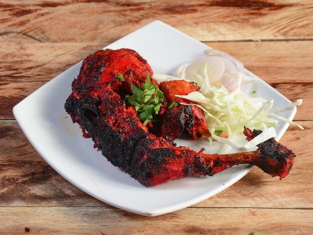 Frango Tangdi kabab é um delicioso aperitivo derretido na boca preparado por frango macio e úmido marinado em especiarias indianas aromáticas foco seletivo