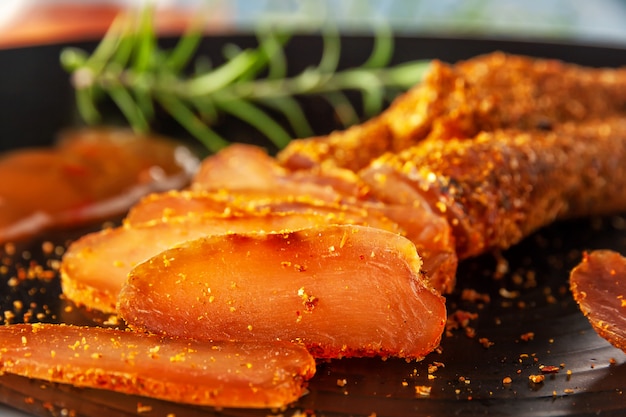 Foto frango temperado com molho picante e um raminho de alecrim