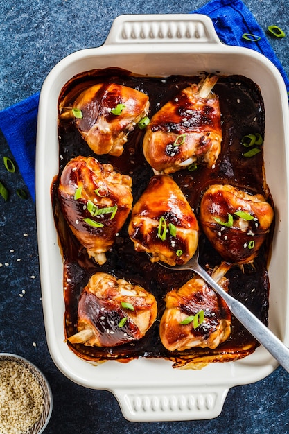 Frango teriyaki assado ao forno com cebolinha e sementes de gergelim, vista superior.