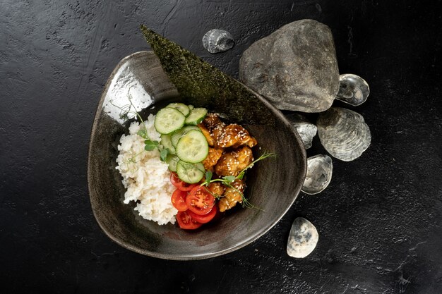 Frango Teriyaki com arroz e vegetais.