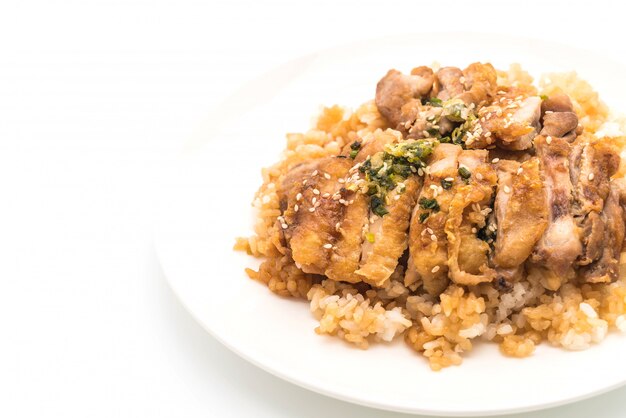 frango teriyaki em arroz coberto