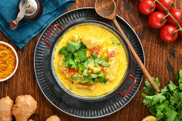 frango tikka masala. curry, limão, gengibre, coentro, pimenta, arroz, ervas e especiarias