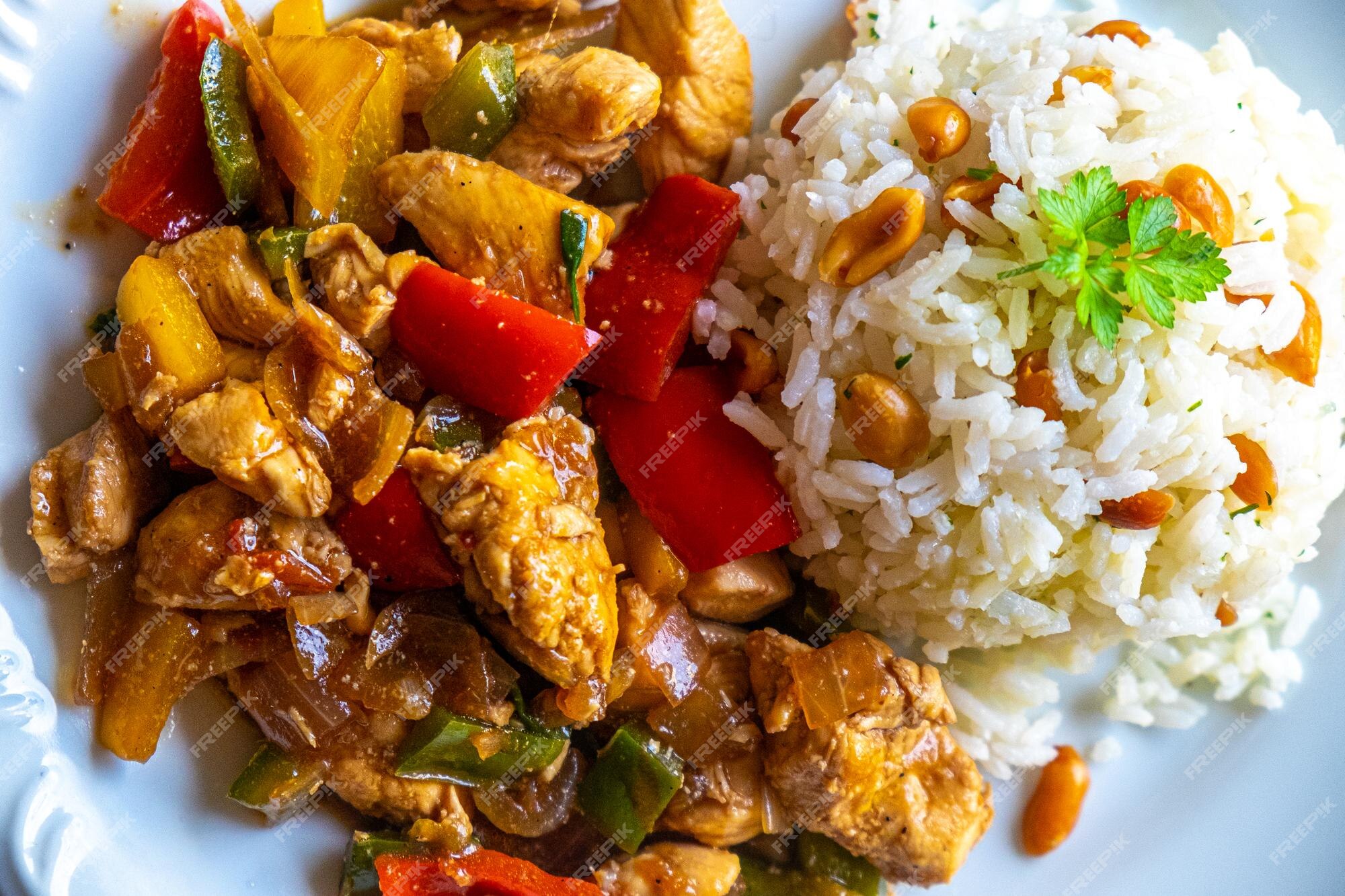 Frango xadrez comida típica chinesa servida com frango e pimentão