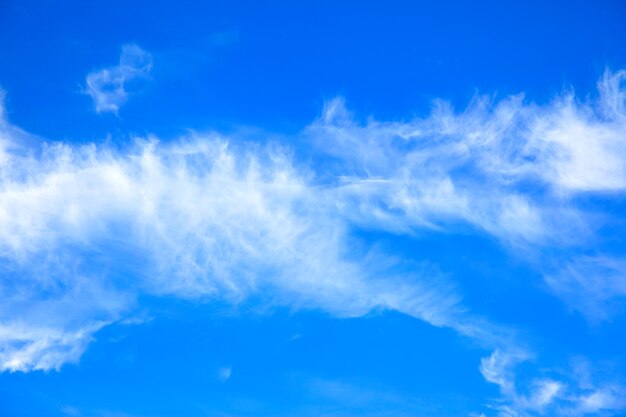 Franja de nubes en el cielo: fondo y espacio para su propio texto