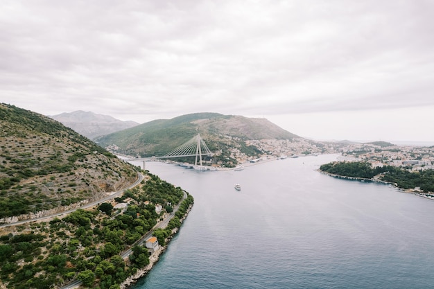 Foto franjo tudjman ponte de cabos sobre o rio dubrovacka dubrovnik croácia drone