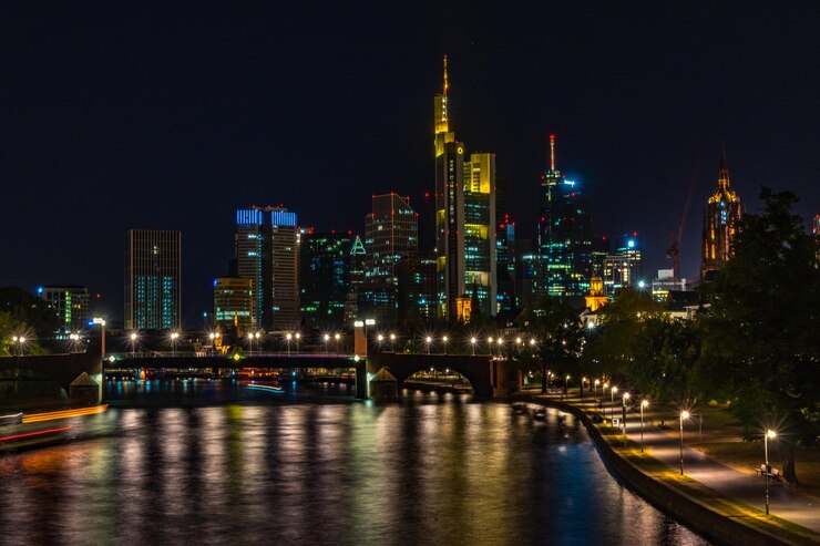 Foto frankfurt, alemanha, 21 de setembro de 2019 - vista noturna do centro financeiro de frankfurt e do rio main