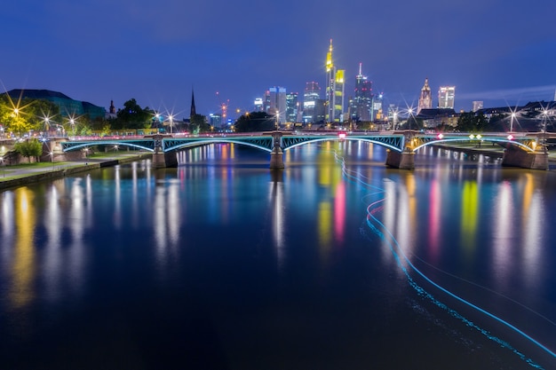 Frankfurt am Main y el río Main de noche