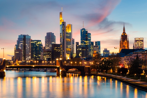 Frankfurt am main skyline urbana com arranha-céus de construção à noite em frankfurt, alemanha