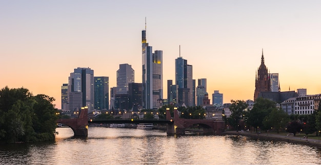 Frankfurt ao pôr do sol alemanha