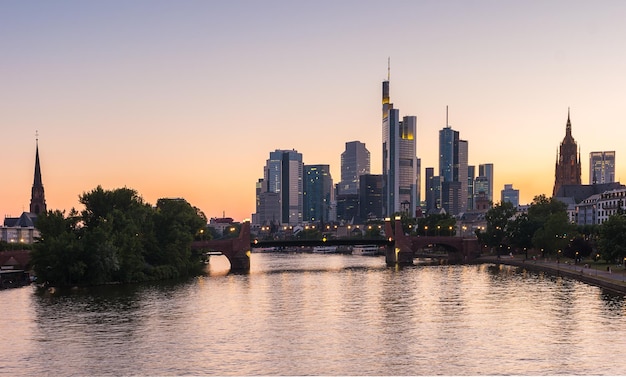 Frankfurt City Skyline bei Sommersonnenuntergang Deutschland