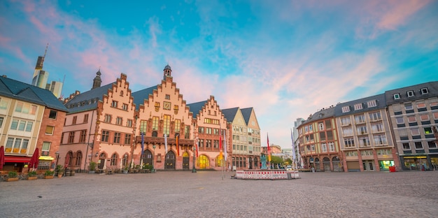 Frankfurt Praça Romerberg da cidade velha ao entardecer na Alemanha.