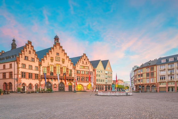 Frankfurter Altstädter Ring Römerberg in der Dämmerung in Deutschland.