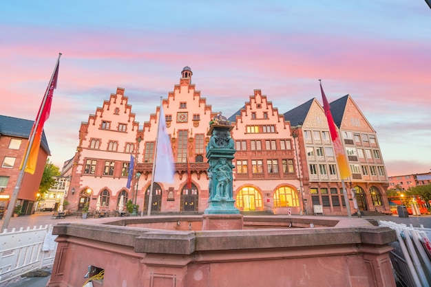 Frankfurter Altstädter Ring Römerberg in der Dämmerung in Deutschland.