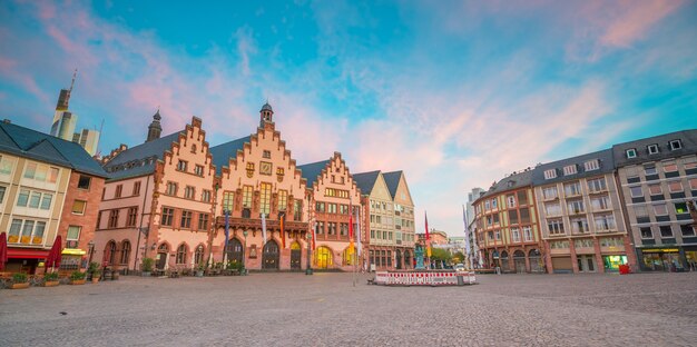 Frankfurter Altstädter Ring Römerberg in der Dämmerung in Deutschland.