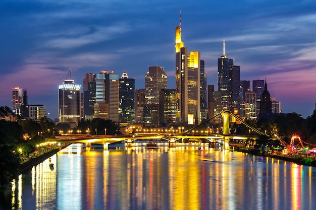 Frankfurter Skyline mit Main-Wolkenkratzer in Deutschland