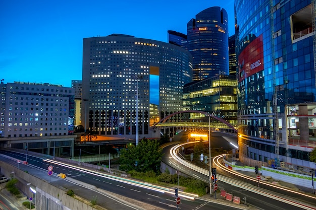 Frankreich. Abendlicher Autoverkehr. Bezirk La Verteidigung in Paris