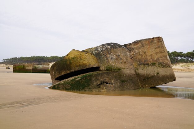 Frankreich Blockhaus altes Blockhaus im Wasser Meer auf Sandstrand Atlantikküste