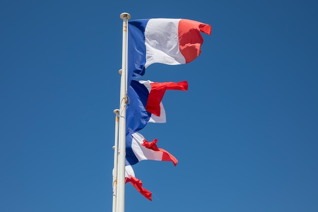 Foto frankreich flagge französisch vier blau weiß rot welle flattert matte über einem blauen himmel