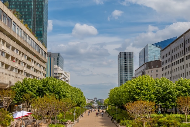 Frankreich. Paris. Fußgängerzone des Bezirks La Defense. Wolkenkratzer und Wolken