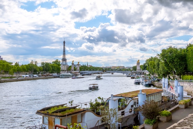 Frankreich. Paris. Sonniger Sommertag. Wasserverkehr auf der Seine mit Blick auf den Eiffelturm