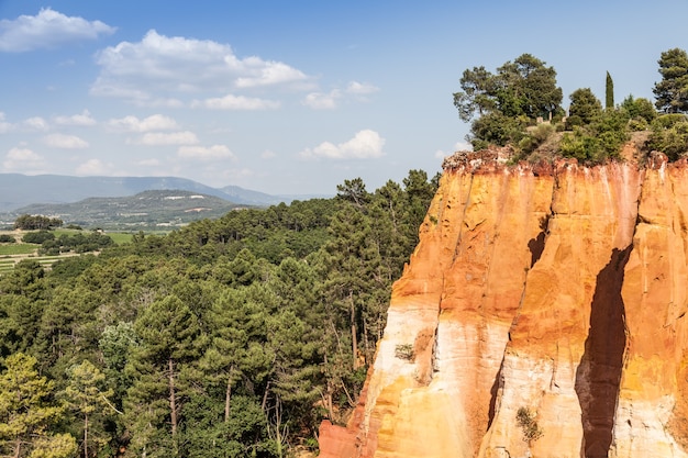 Frankreich - Roussillon, bekannt für seine großen Ockerablagerungen im Ton rund um das Dorf.