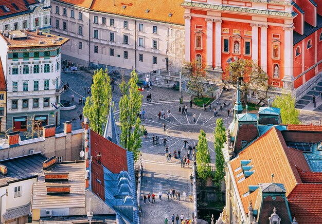 Franziskanerkirche der Verkündigung und Menschen am Preseren-Platz im historischen Zentrum von Ljubljana in Slowenien