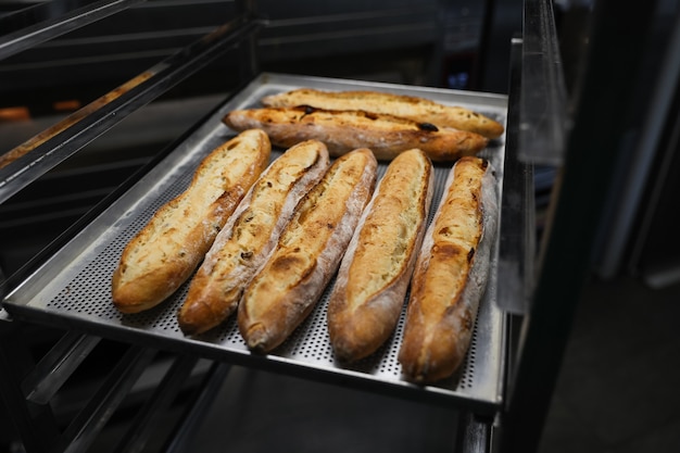 Französische Baguettes auf einem Backblech in einem Gestell