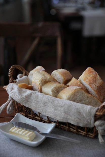 Französische Brotbaguettes im Holzkorb der hölzerne Hintergrund