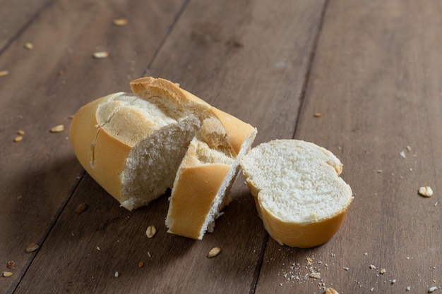 Französische Brotscheiben auf hölzernem Schreibtisch Hintergrund