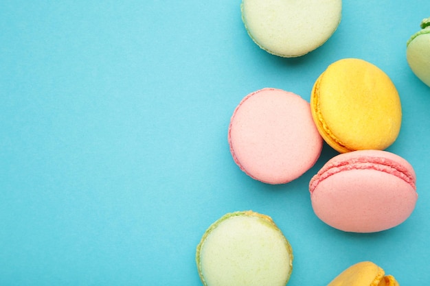 Französische bunte Macarons auf blauem Hintergrund Platz für Text