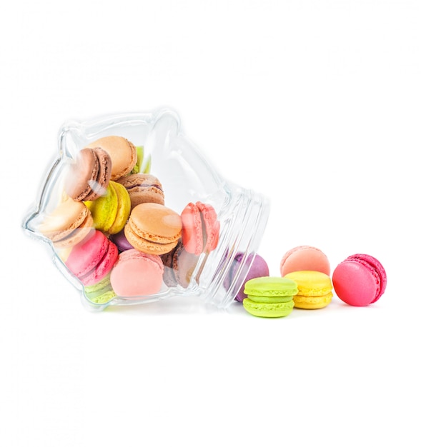 Französische bunte Macarons in einem Glas